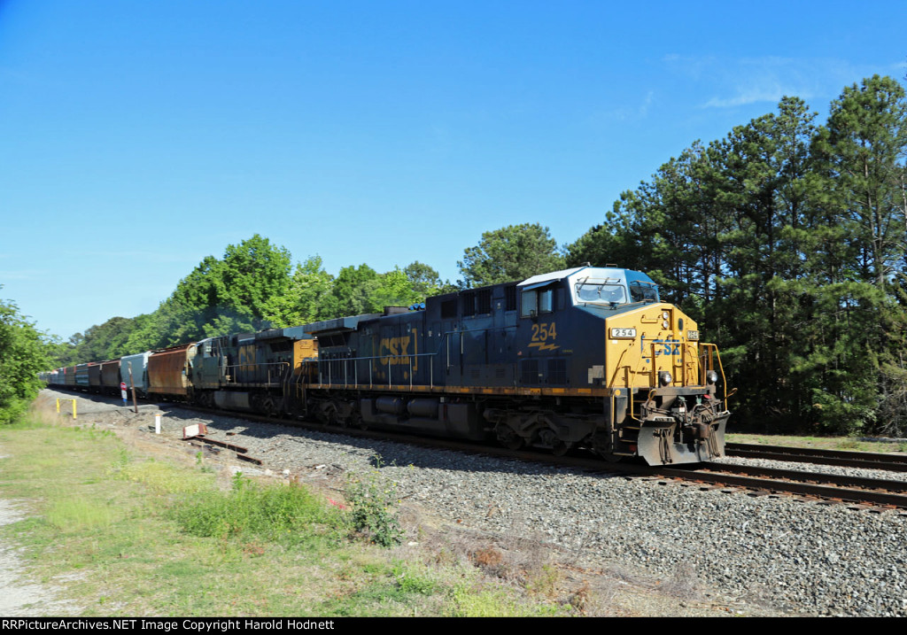 CSX 254 leads train L620-05 northbound